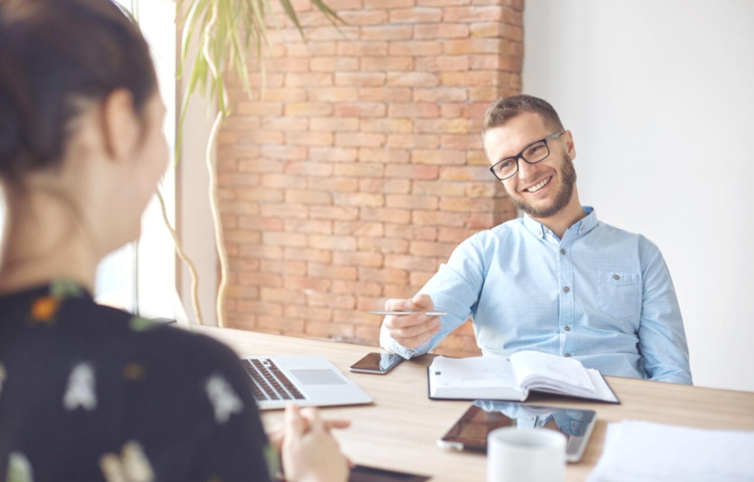 Ambiente di studio giuridico moderno con materiali formativi