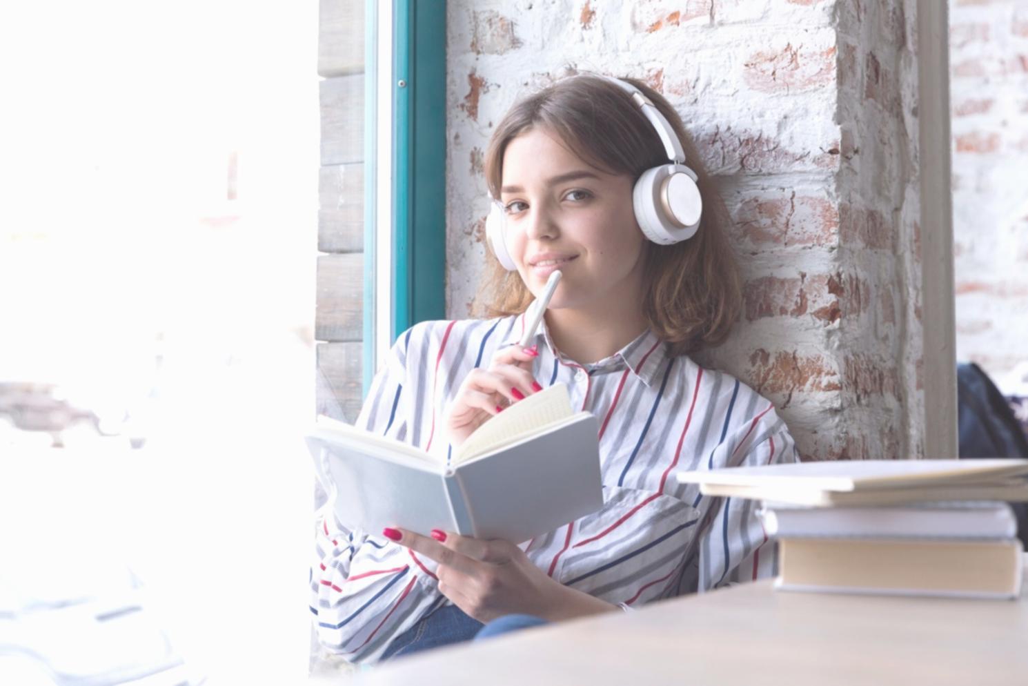 Studenti che analizzano documentazione giuridica durante sessione pratica