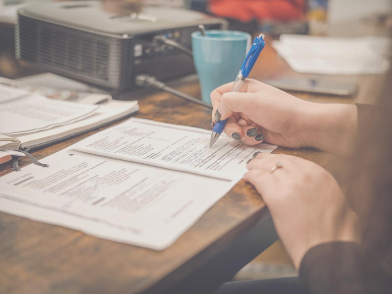 Team melanovira in conversazione durante una sessione di orientamento